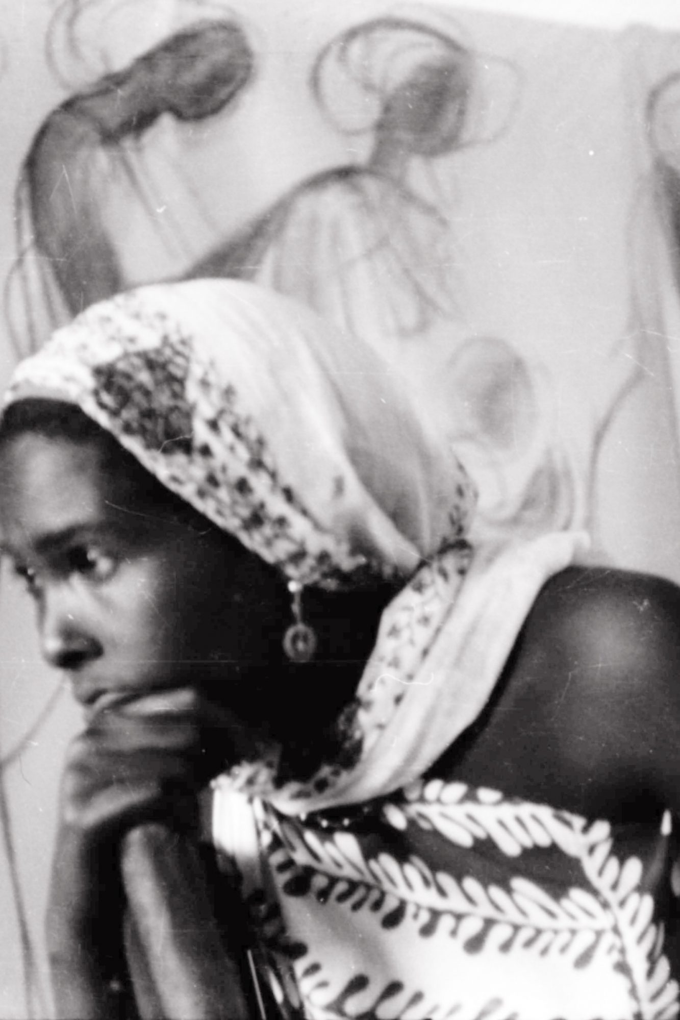 23. Modella davanti al bozzetto del Parlamento Somalo 1956 ca fotografia